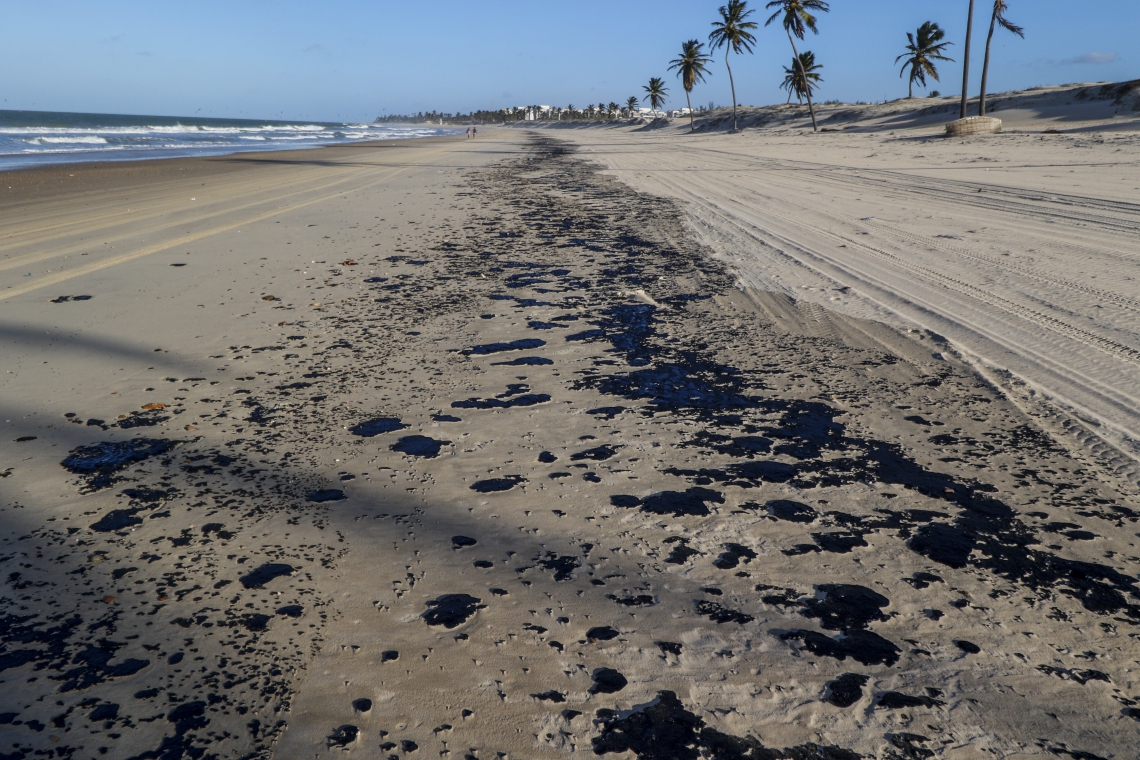 CAUCAIA, CE, BRASIL,  05-11-2019: Manchas de óleo atingem a praia do Cumbuco. (Alex Gomes/O Povo)