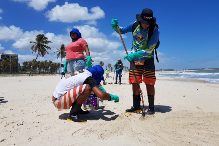 Mancha de petróleo cru voltaram a atingir as praias da orla de Caucaia nessa terça-feira, 5. (f...