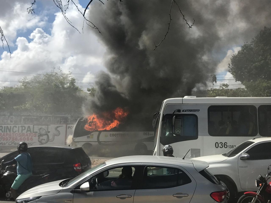 Incêndio atinge micro-ônibus em Caucaia; motorista teve ferimentos leves - O POVO
