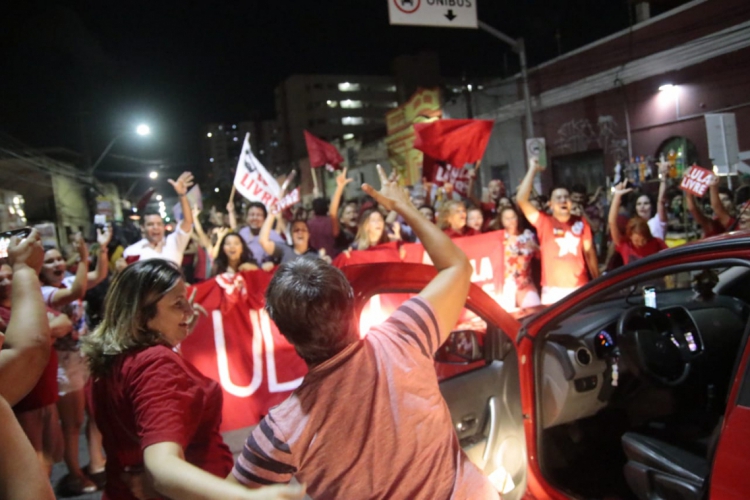Além dos apoiadores que já estavam no local, carros apoiavam buzinando e ou descendo dos veícu...