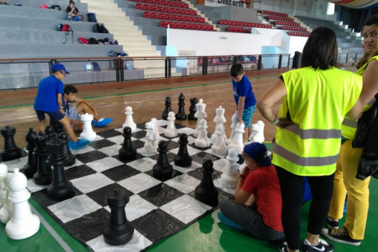 Começaram as fotos criativas com o tabuleiro gigante