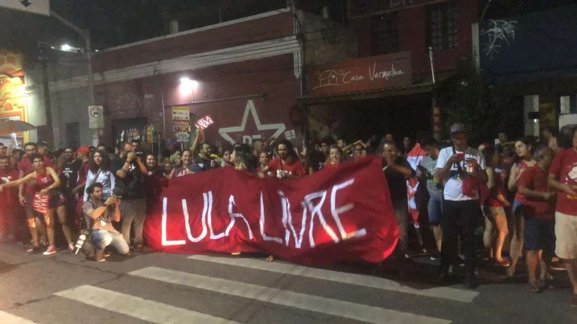 Em alguns momentos, os apoiadores fecharam a rua