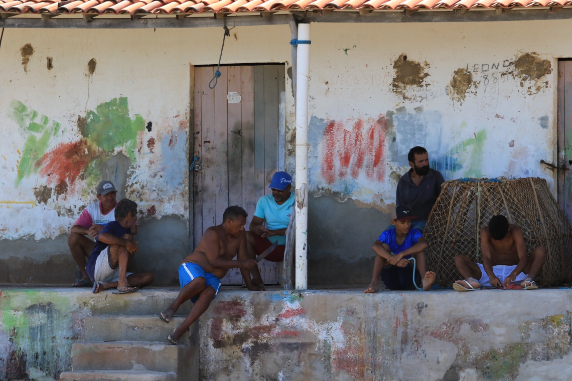Pescadores de Fortim sofrem com a suspensão da pesca por causa do óleo. Barreira de contenção foi instalada na foz do rio Jaguaribe para barrar o óleo que vem do mar   (Foto: Fabio Lima/O POVO) (Foto: FÁBIO LIMA/O POVO)