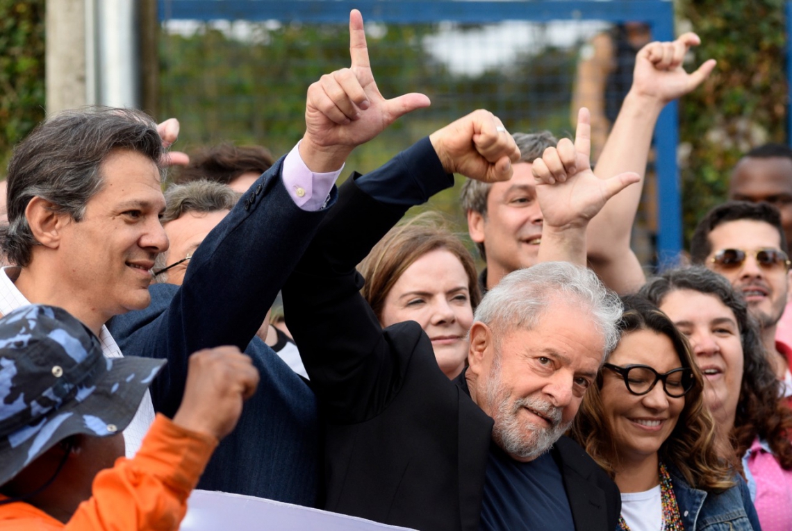Lula deixando a Superintend&ecirc;ncia da Pol&iacute;cia Federal em Curitiba ap&oacute;s ser solto, em 2019.