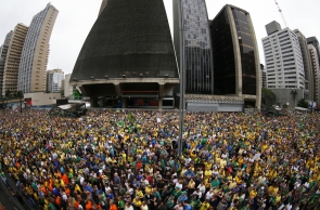 People protest against Brazilian former President Luiz Inacio Lula da Silva's release from jail in the streets of Sao Paulo, Brazil, on November 9, 2019. - Brazil's leftist icon Luiz Inacio Lula da Silva walked free from jail Friday after a year and a half behind bars for corruption following a court ruling that could release thousands of convicts. (Photo by Ari FERREIRA / AFP)