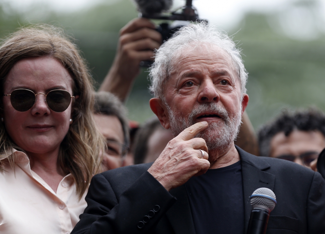 Ex-presidente Lula deixou a prisão, mas não pode se candidatar (Foto: Miguel Schincariol / AFP)