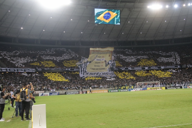 FORTALEZA-CE, BRASIL, 10-11-2019: Torcida do Cear&aacute; realiza mosaicos no in&iacute;cio do jo...