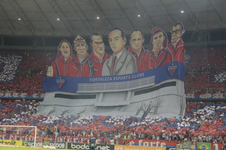 Mosaico da torcida do Fortaleza no Clássico-Rei, na Série A, em 2019