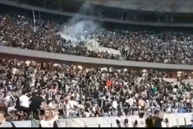 Confusão nas arquibancadas do Castelão(foto: FCO FONTENELE/O POVO)