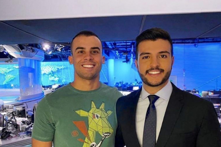 Matheus Ribeiro com o namorado Yuri no estúdio do Jornal Nacional(foto: Reprodução/Instagram)