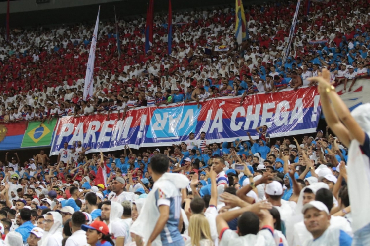 Faixa do Fortaleza que foi removida após determinação da arbitragem. (foto: Julio Caesar/O POVO)