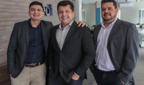  Ladislau Nogueira (centro), CEO da Reali, entre os diretores comerciais da imobiliária, Magno Nogueira (à esquerda) e Adriano Alves (à direita) (Foto: Divulgação Reali) 