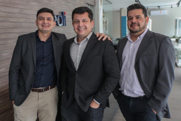  Ladislau Nogueira (centro), CEO da Reali, entre os diretores comerciais da imobiliária, Magno Nogueira (à esquerda) e Adriano Alves (à direita) (Foto: Divulgação Reali)(foto: DIVULGAÇÃO REALI)