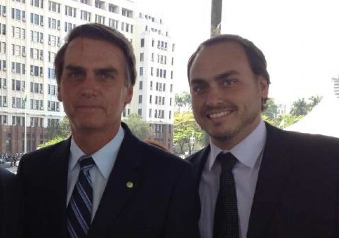 ￼JAIR e Carlos Bolsonaro, pai e filho (Foto: Reprodução)