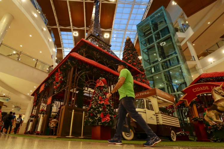 Consumidores se preparam para as compras de fim do ano.  (Alex Gomes/O Povo)(foto: ALEX GOMES/Esp...