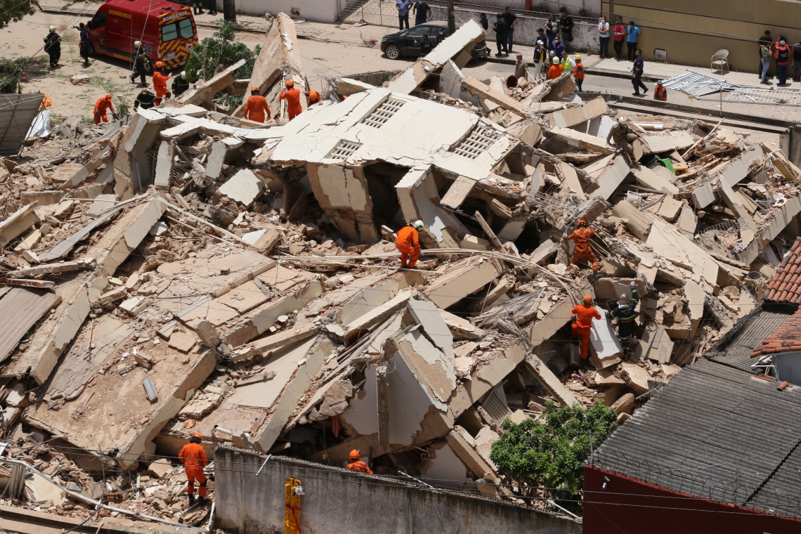 ￼O PRÉDIO de 7 andares no Dionísio torres desabou em 15 de outubro (Foto: Fábio Lima)