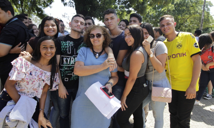 FORTALEZA, CE, BRASIL, 15.11.2019: Saida dos alunos do vestibular da Universidade Estadual do Cear&aacute; - UECE (Foto: Sandro Valentim/O POVO).