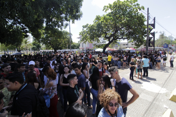 Estudantes do interior aguardam colegas sa&iacute;rem das provas para retornar &agrave;s suas cid...