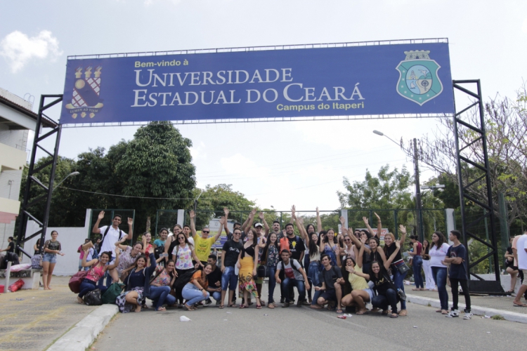  Sa&iacute;da dos alunos do vestibular da Universidade Estadual do Cear&aacute; - UECE (foto: San...