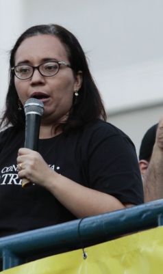 FORTALEZA, CE, Brasil. 17.11.2019: Manifesta&ccedil;&atilde;o pelo impeachment do ministro Gilmar Mendes na Pra&ccedil;a Portugal. Na foto: Amanda Martins, l&iacute;der do movimento Consci&ecirc;ncia Patri&oacute;tica. (Fotos: De&iacute;sa Garc&ecirc;z/Especial para O Povo)