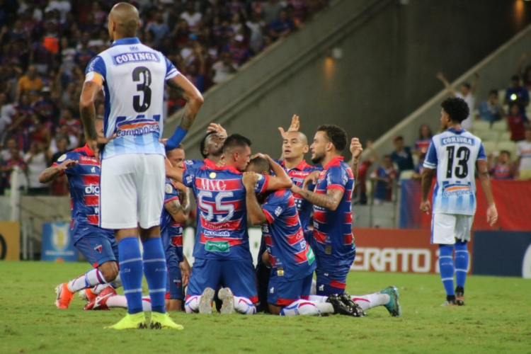 Jogadores celebram o 1º gol da partida, marcado por Tiago (foto: Leonardo Moreira/Fortaleza/Divu...