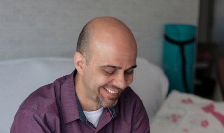 Daniel Vieira, 37, economiza cerca de três horas por semana fazendo as compras online (Foto: Priscila Smiths/Especial para O POVO) 