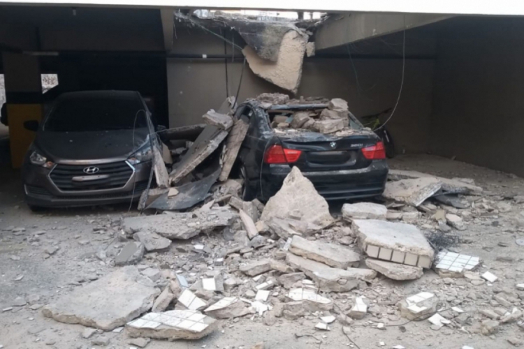 Parte de estrutura de sacada de prédio desaba no Cocó.(foto: Reprodução/WhatsApp)