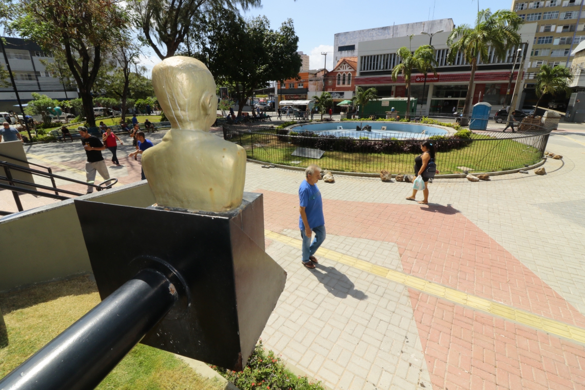 FORTALEZA, CE, BRASIL, 20-11-2019: Busto do ex-prefeito de Fortaleza, Murilo Borges. Retirada da fonte da Pra&ccedil;a Murilo Borges,  em frente a Justi&ccedil;a Federal, na rua Pedro I, no Centro. (Foto: Mauri Melo/O POVO).