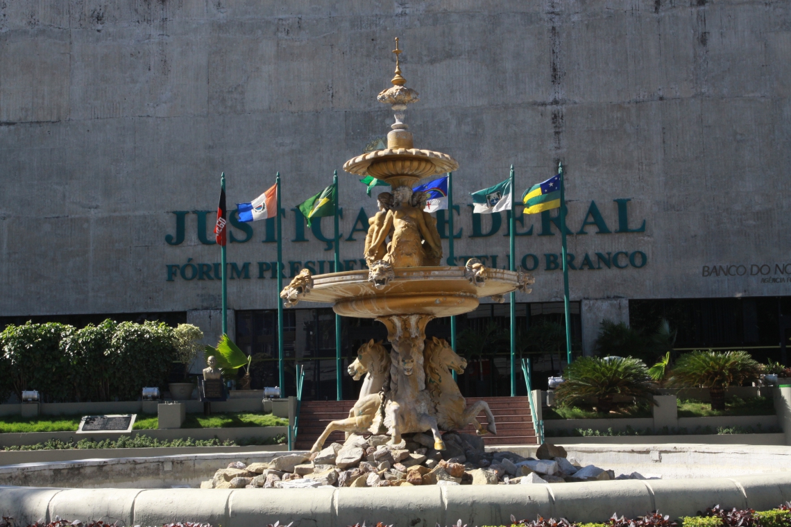 FORTALEZA, CE, BRASIL, 13-07-2013: Fonte Luminosa, na pra&ccedil;a Murilo Borges, em frente ao pr&eacute;dio da Justi&ccedil;a Federal, antigo pr&eacute;dio do Banco do Nordeste (BNB), no Centro. Desgastada pelo tempo e pelo abandono, a fonte tem hist&oacute;ria peregrina. Conserva&ccedil;&atilde;o da Fonte Luminosa na pra&ccedil;a Murilo Borges. (Foto: Mauri Melo/O POVO)