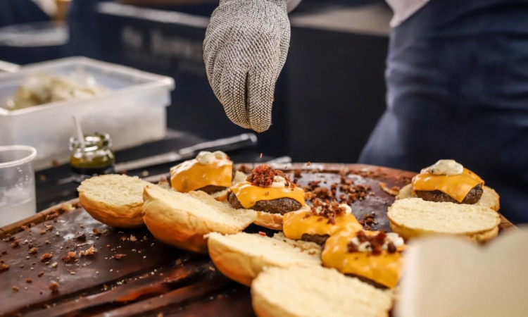 Hamb&uacute;rgueres integram card&aacute;pio de comidas 