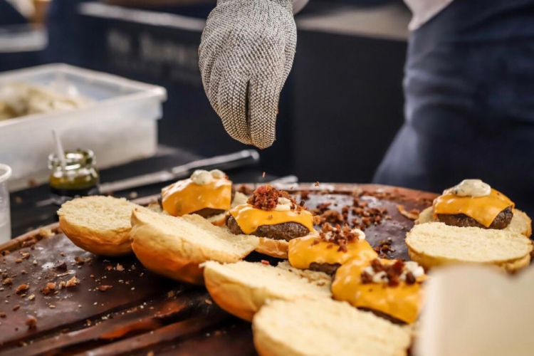 Hambúrgueres integram cardápio de comidas (foto: Diogo Araújo/Divulgação)