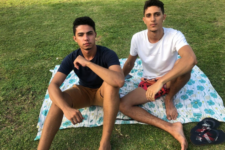 Douglas Mesquita e André Moura esperam o show de Larissa Luz(foto: Bárbara Bezerra)