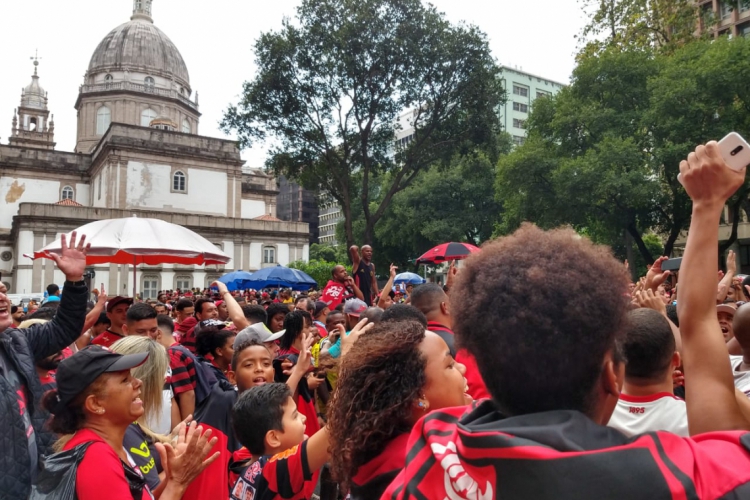Torcida do Flamengo comemora a conquista do time campeão da 60ª edição da Taça Libertadores ...