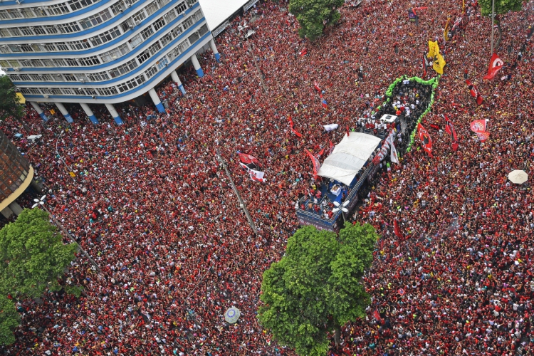 Torcida do Flamengo celebrou o t&iacute;tulo da Libertadores no domingo, 24 de novembro(foto: CAR...