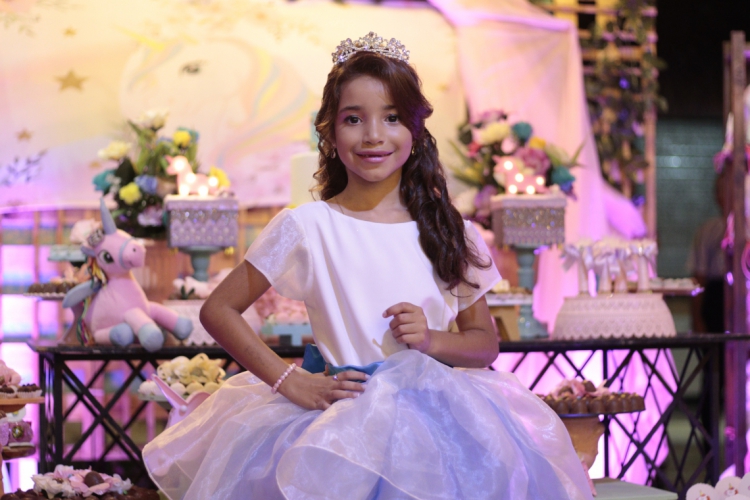 FORTALEZA, CE, Brasil. 25.11.2019: Voluntários fazem aniversário para Isadora, filha de morador...