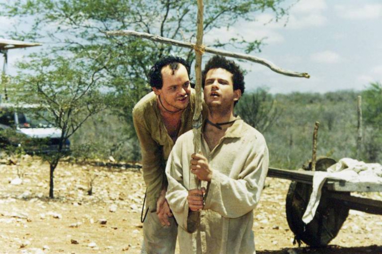 Grilo e Chicó atravessam o interior do Nordeste sobrevivendo de pequenos golpes, até que seu ca...