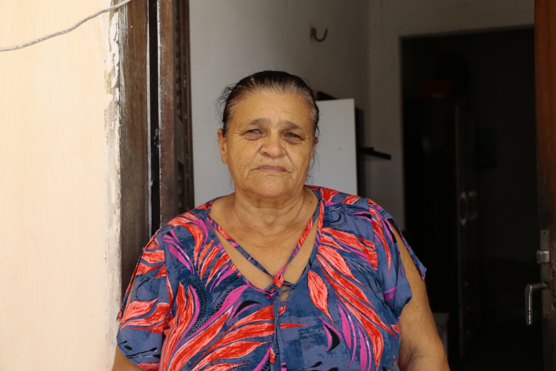 Na foto, Socorro Moura, moradora da comunidade há 20 anos