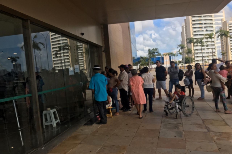 Fila para atendimento priorit&aacute;rio no mutir&atilde;o da biometria no Centro de Eventos do Cear&aacute;
