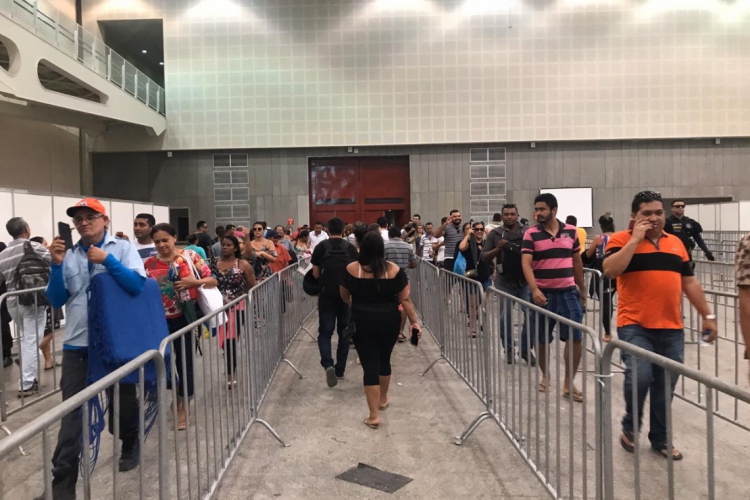 Fila para cadastramento biométrico no Centro de Eventos do Ceará(foto: Jullie Vieira)