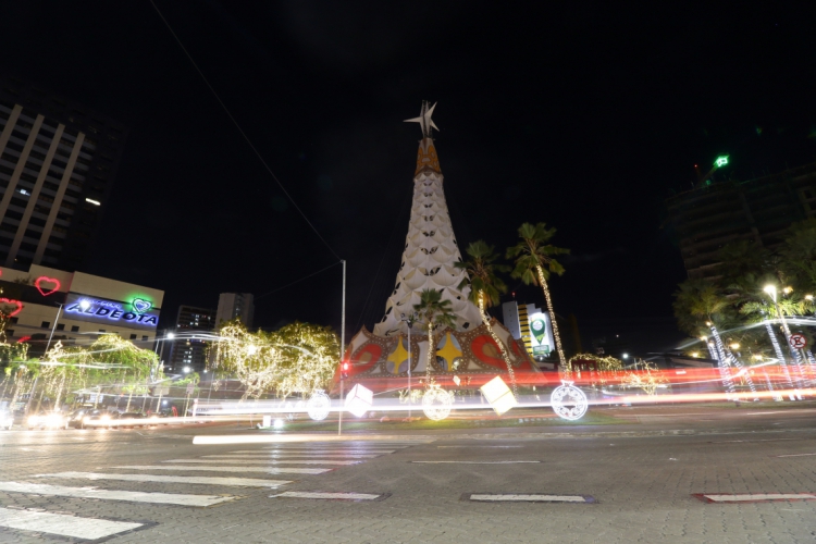 FORTALEZA, CE, BRASIL,  29-11-2019: Decora&ccedil;&atilde;o de Natal nas proximidades do shopping...