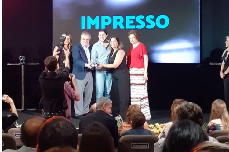 Irna Cavalcante e Lucas Braga recebendo o prêmio na categoria impresso.(foto: Filipe Pereira/O P...