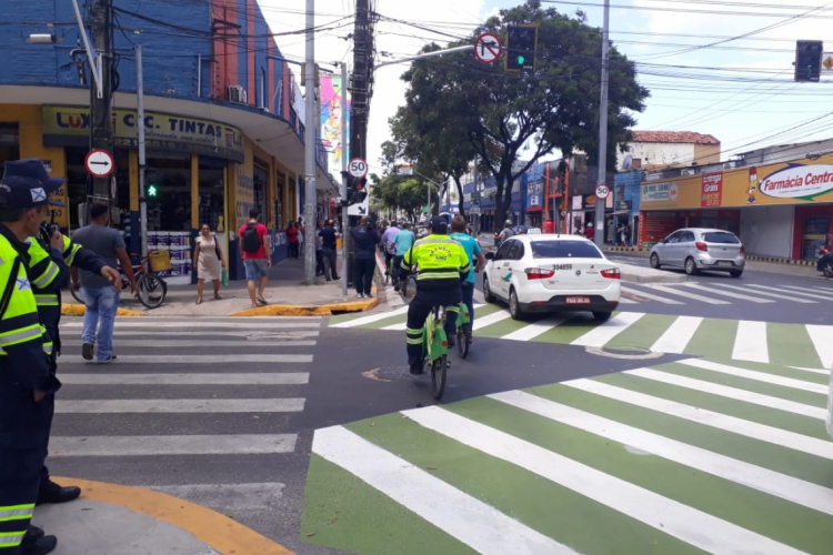 Prefeito andou de bicicleta pela nova ciclovia da Duque de Caxias nesta sexta-feira, 29(foto: Leo...