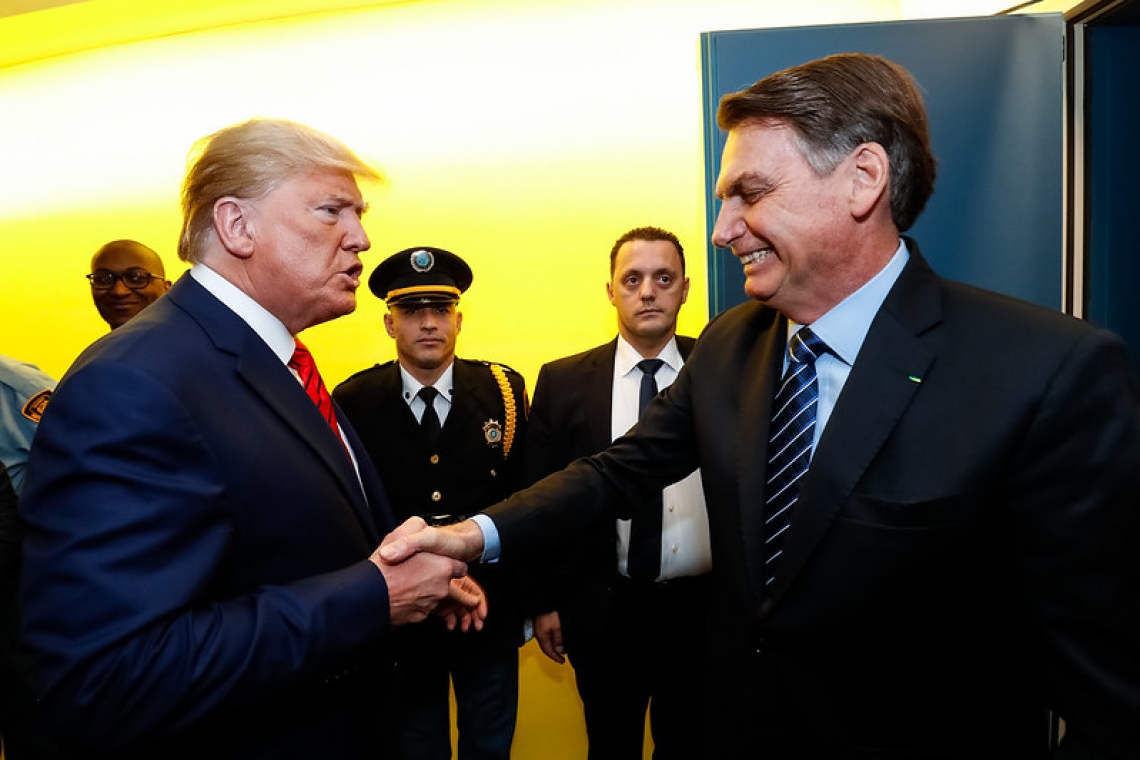 Jair Bolsonaro e Donald Trump se cumprimentam em Nova York, em dezembro de 2019 (Foto: DIVULGAÇÃO/ALAN SANTOS/PR)