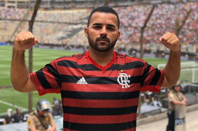 Rubro-negro Alex Bastos e sua esposa viajaram para acompanhar a decisão da Copa Libertadores