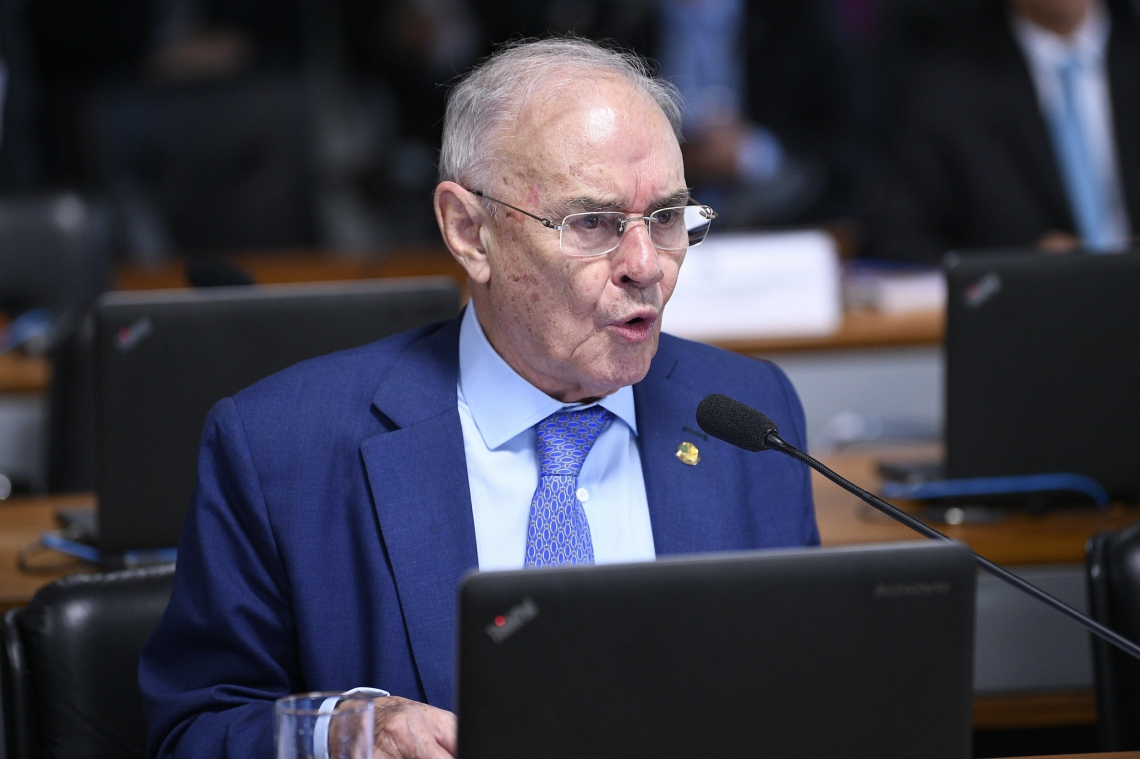 Arolde de Oliveira (PSD-RJ), foi relator da matéria e apresentou relatório em seis dias  (Foto: Pedro França/agencia senado)