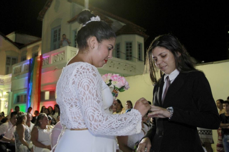 Em 2018, 330 casais se casaram no Estado, sendo 212 casais de cônjuges femininos e 118 de parcei...