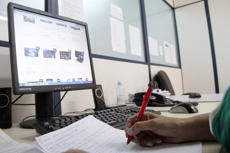 Pelo menos 30 mil pessoas j&aacute; entraram em contato com o mutir&atilde;o e mais de 100 mil mensagens de texto j&aacute; foram trocadas entre os t&eacute;cnicos do Procon e consumidores.