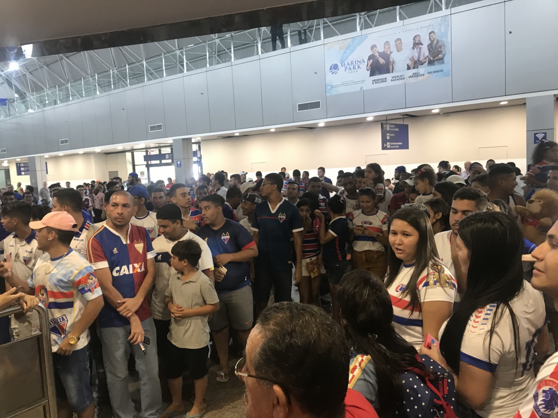 Aos gritos de "Fica, Rogério", multidão recebeu o Fortaleza no Aeroporto Internacional Pinto Martins