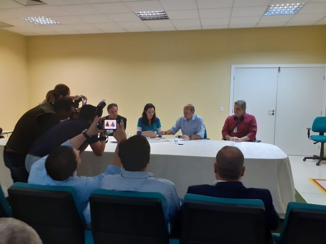 Prefeito Roberto Cláudio e diretora-presidente da Companhia Docas do Ceará, Mayhara Chaves, assinam parceria nesta sexta-feira, 6 (Foto: Italo Cosme/OPOVO)