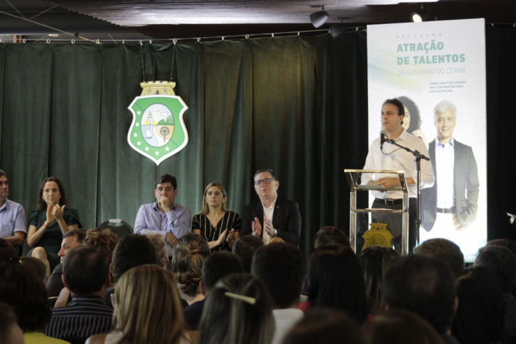 Camilo Santana deu posse aos novos contratados nesta segunda-feira, 9, no Pal&aacute;cio da Aboli...